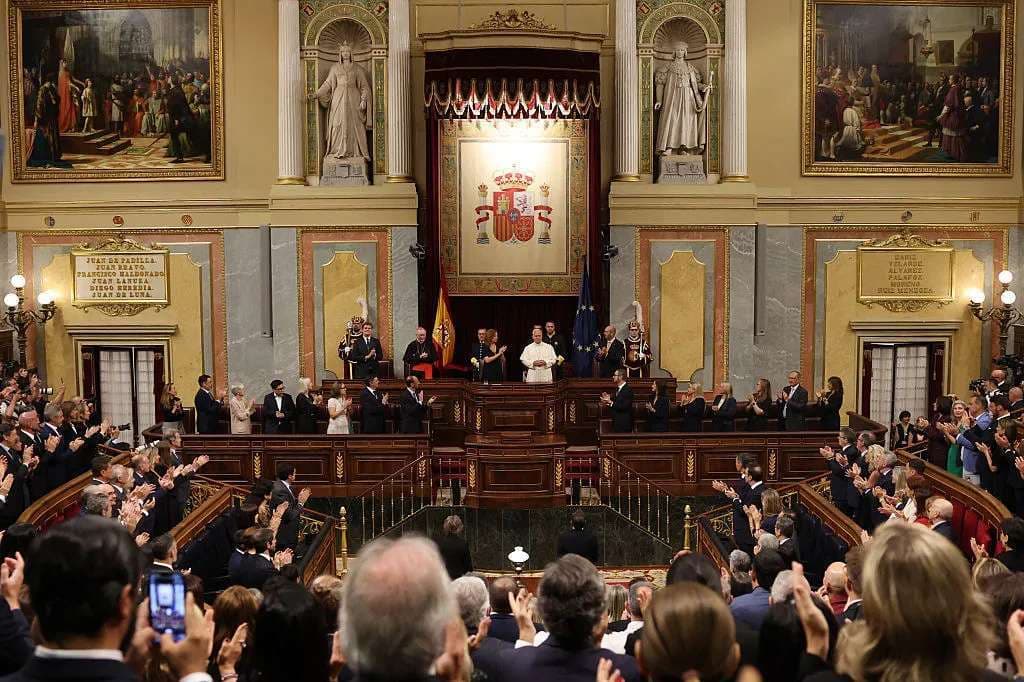 Pope Leo receives nearly 10-minute standing ovation after pro-life speech to Spain’s parliament