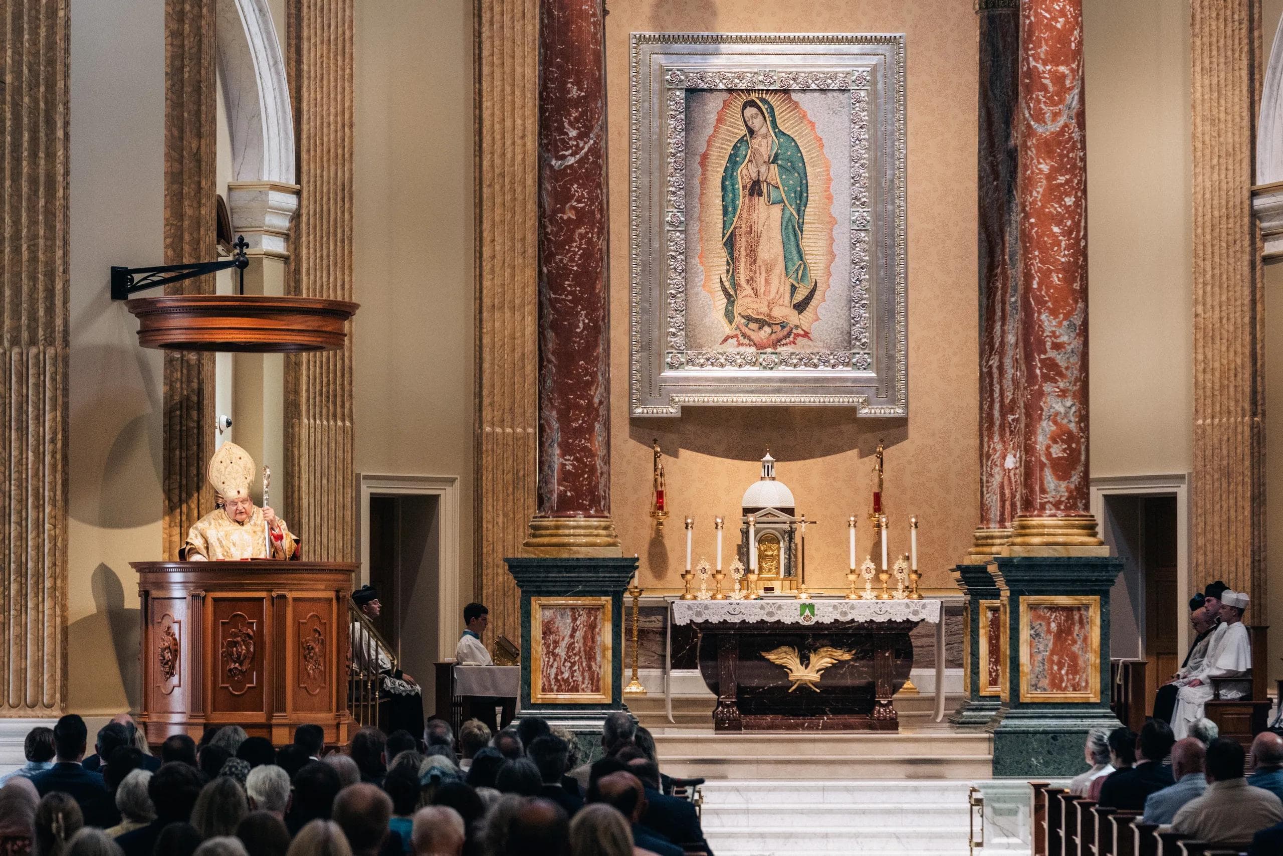 Cardinal Burke consecrates U.S. to Sacred Heart of Jesus, calls on Catholics to consecrate their homes