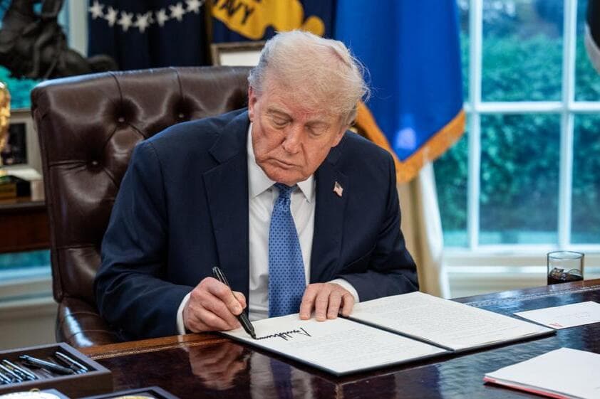 Trump signs order to stop banks from targeting conservatives, religious customers