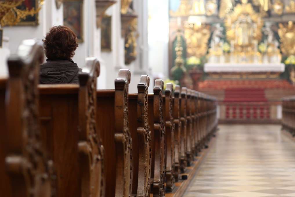 Survey finds US Catholics trust local parishes and pastors more than dioceses