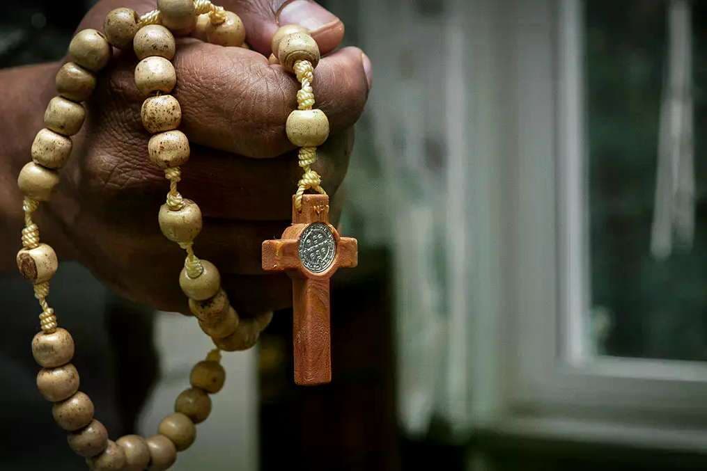 Knights of Columbus leader asks all knights to pray the Rosary for peace daily in October