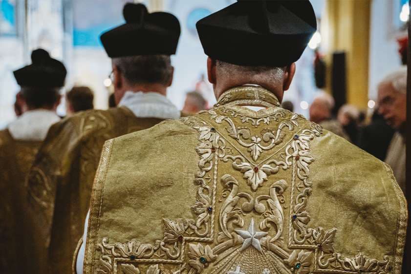 Poll: US priests still leaning conservative, think highly of Pope Leo, less so of bishops