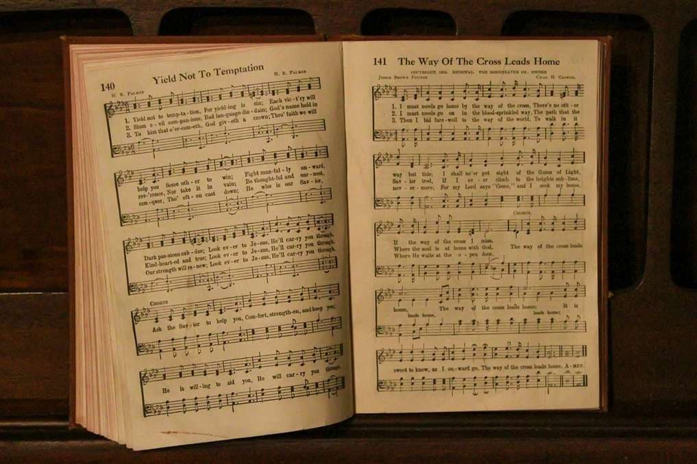Missouri archbishop weighs in on debate of banning problematic hymns from Mass