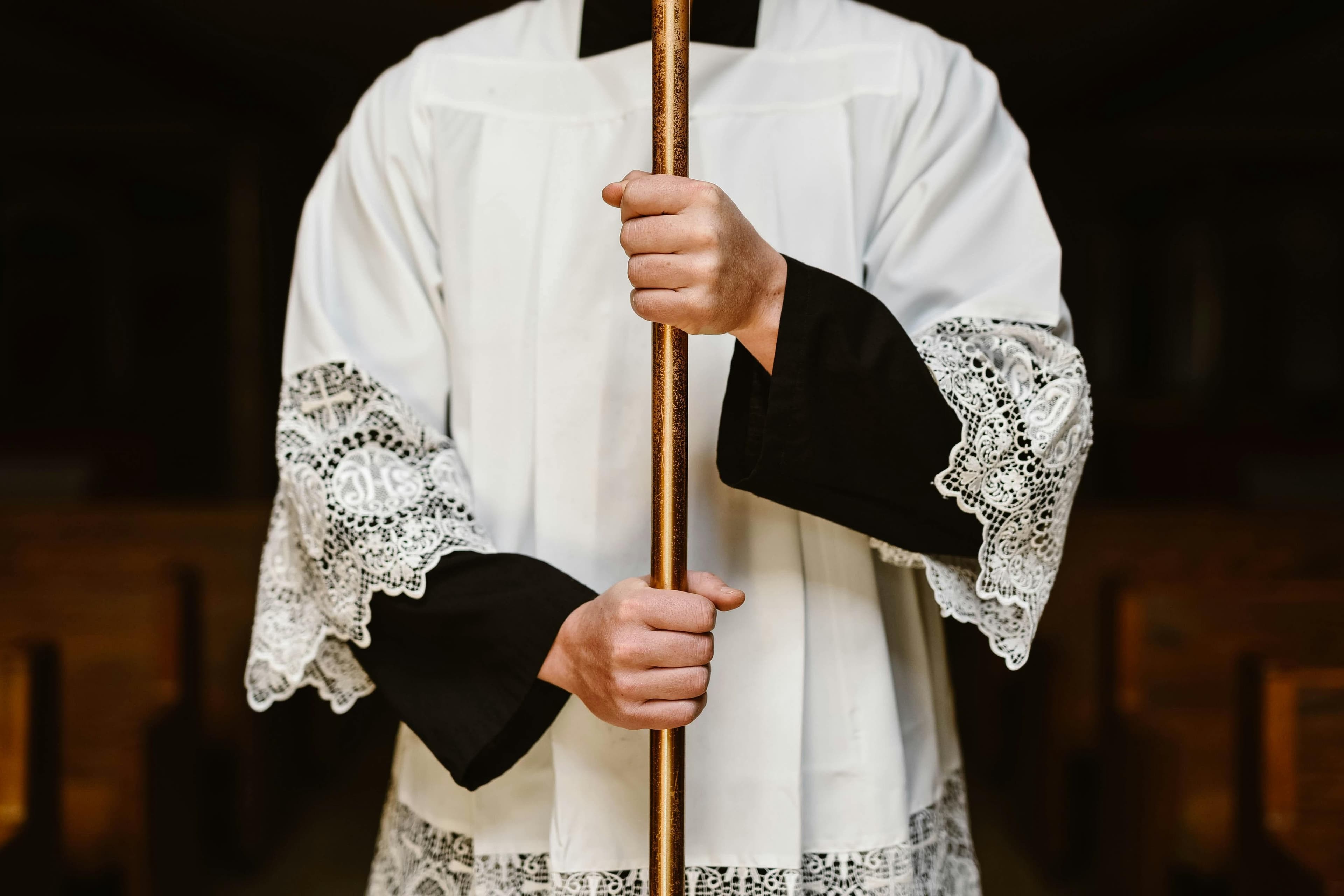 Pope Leo to altar boys ‘lead the faithful’ into the Mystery by serving Mass reverently