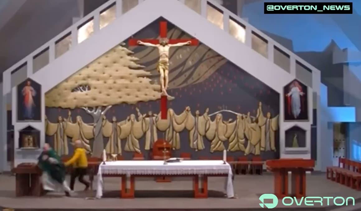 Knife-wielding man attacks priest during Mass in Canada