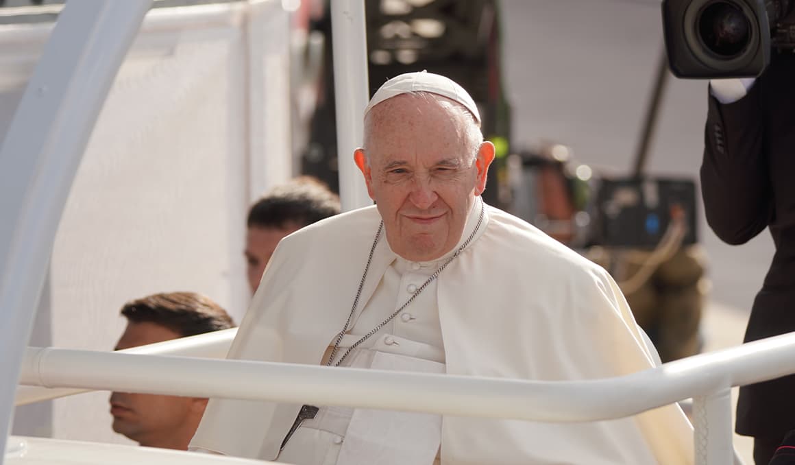 Pope Francis 'stable' 4 days after doctors forced to peform emergency bronchoscopies