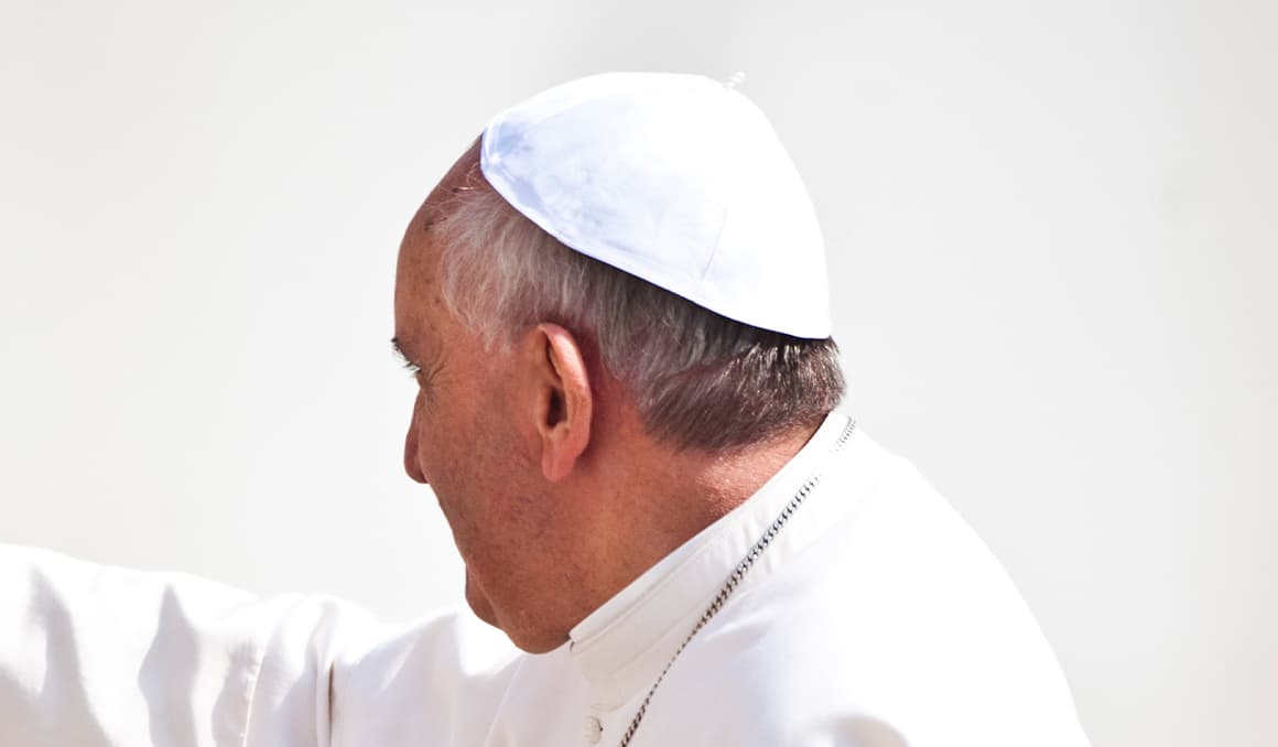 Pope Francis suffers 2 breathing crises, remains under close watch