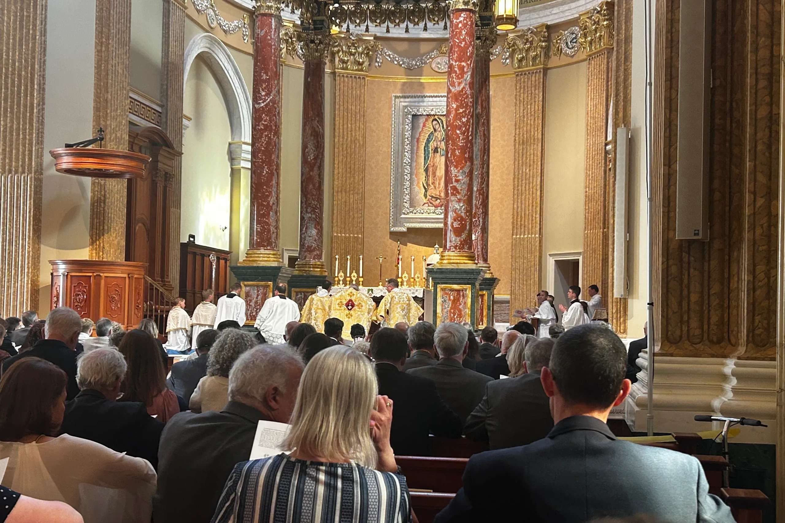 Cardinal Burke consecrates U.S. to Sacred Heart of Jesus, calls on Catholics to consecrate their homes
